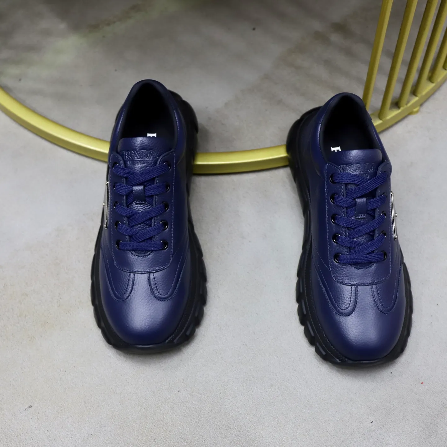 Factory price: 720💰Top original order Brand: PRADA (Prada) Standard code: Men's size 38/44 (45 can be customized) Grade: Same as the official website Material: Original cowhide stitching, cowhide lining, original combination two-color wear-resistant soft outsole Style category: casual sports version, young fashion, European and American trend, British style Color: actual picture color